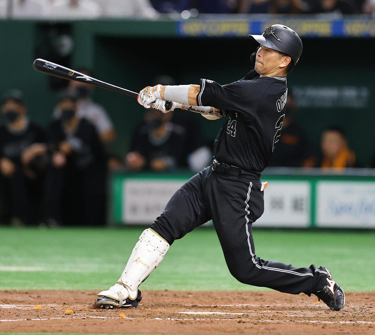 巨人対DeNA 4回裏巨人2死一、二塁、3点本塁打を放つ大城（撮影・垰建太）