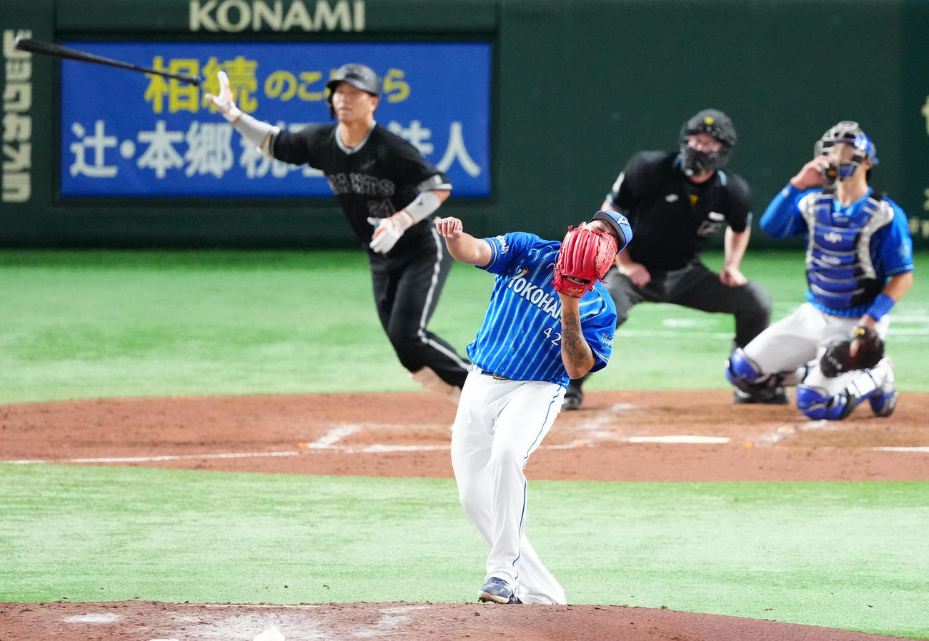 巨人対DeNA 4回裏巨人2死一、二塁、大城（後方左）に3点本塁打を浴びるロメロ（撮影・江口和貴）
