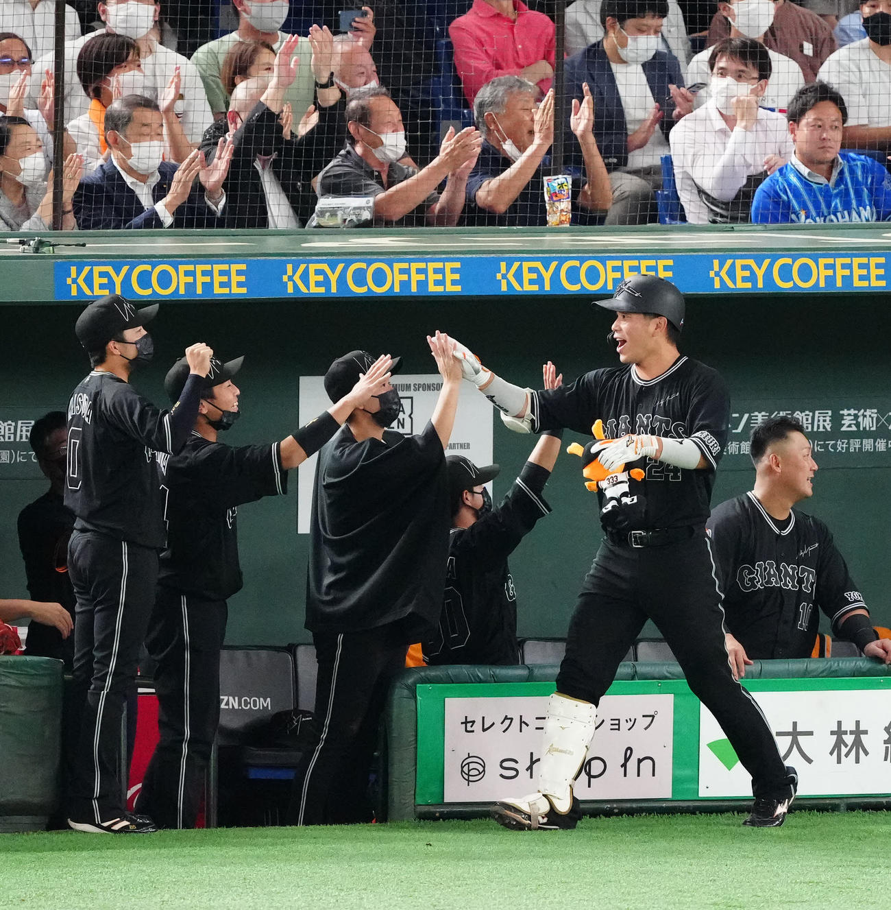 巨人対DeNA 4回裏巨人2死一、二塁、3点本塁打を放ち、タッチを交わす大城（右から2人目）（撮影・江口和貴）