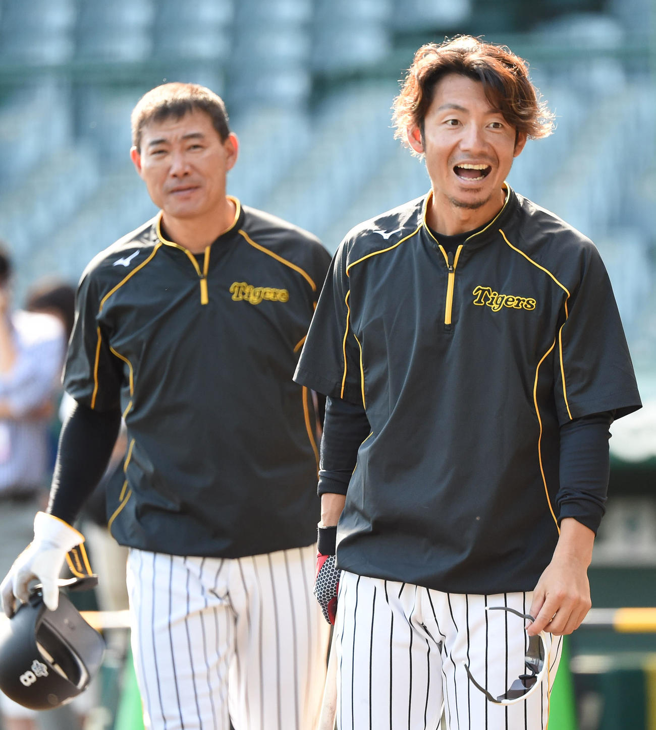 19年9月、練習中に笑顔を見せる鳥谷（右）と福留