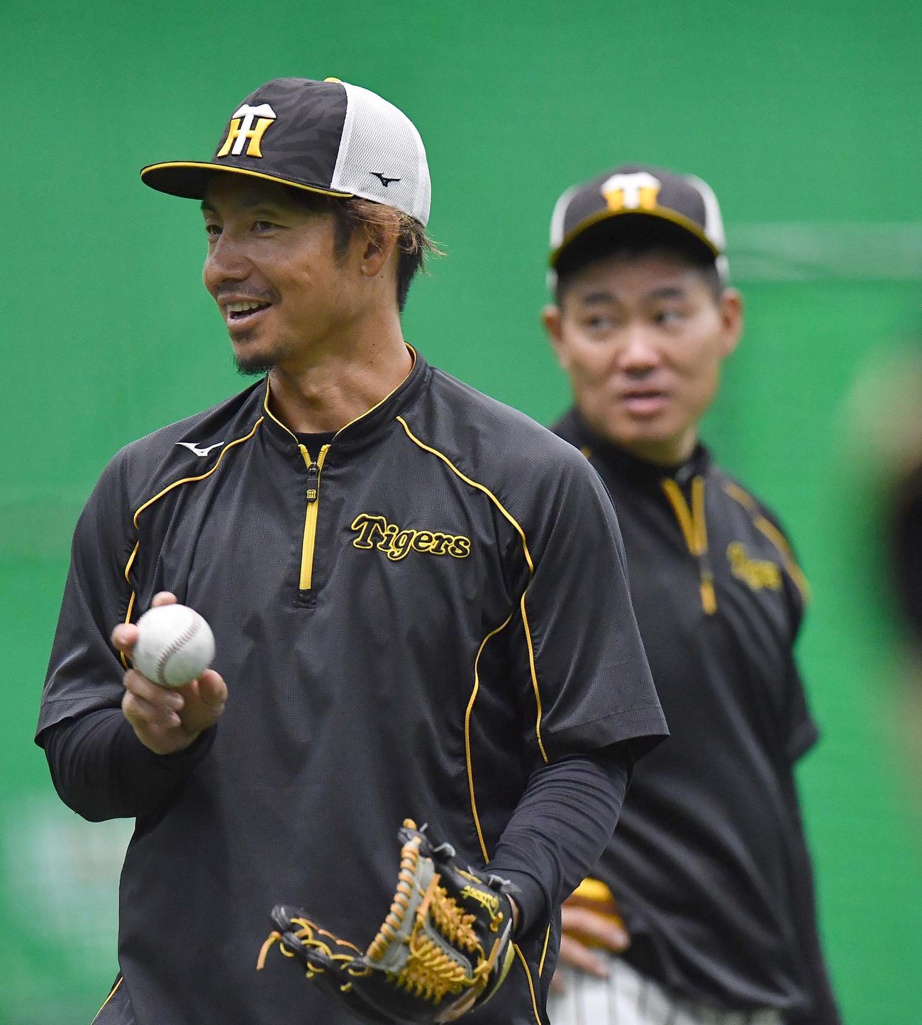 試合前、笑顔を見せながらキャッチボールをする鳥谷。右は福留（2019年8月30日撮影）