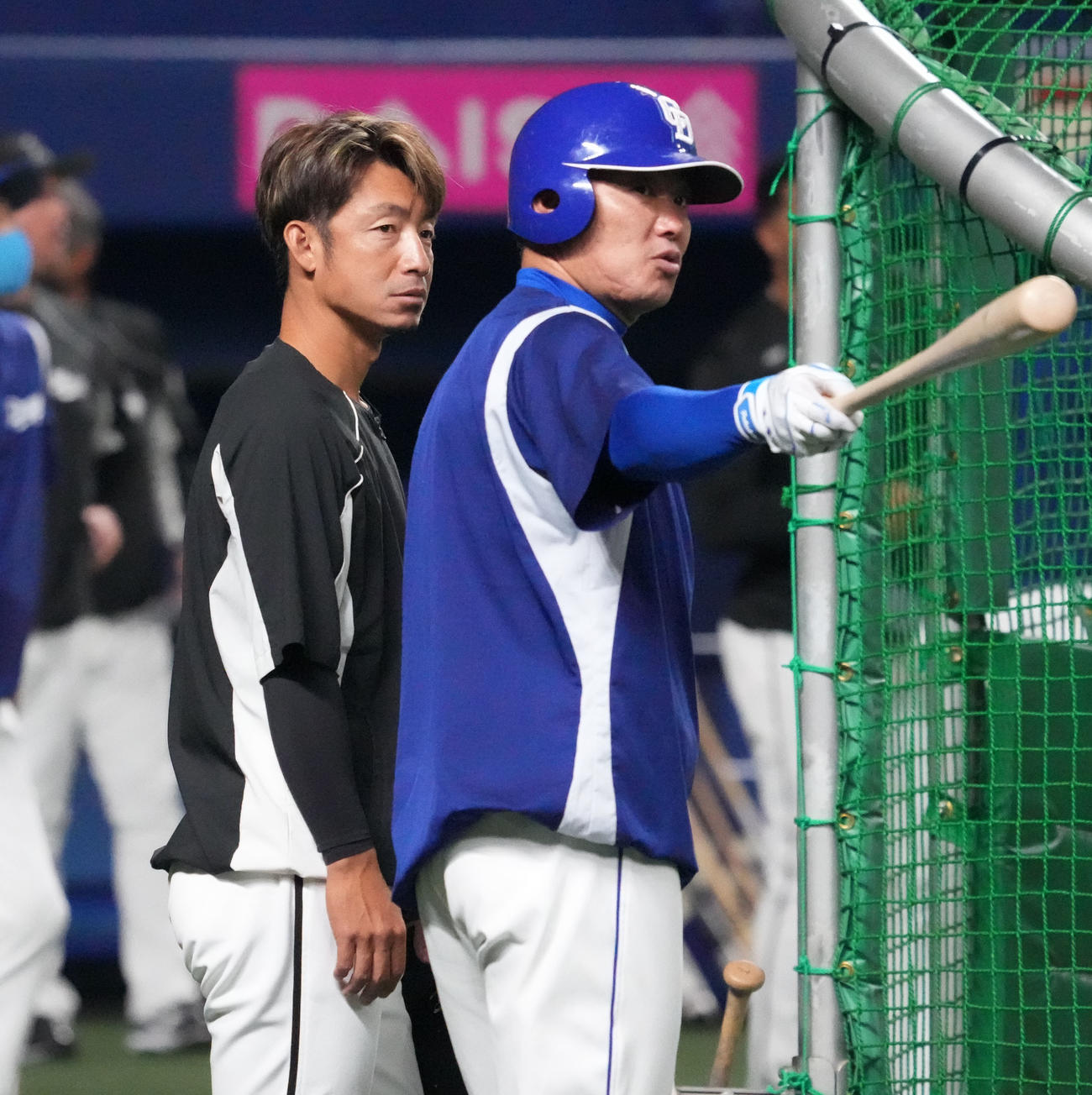 中日対ロッテ　試合前、言葉を交わす鳥谷（左）と福留（右）（2021年6月1日撮影・森本幸）