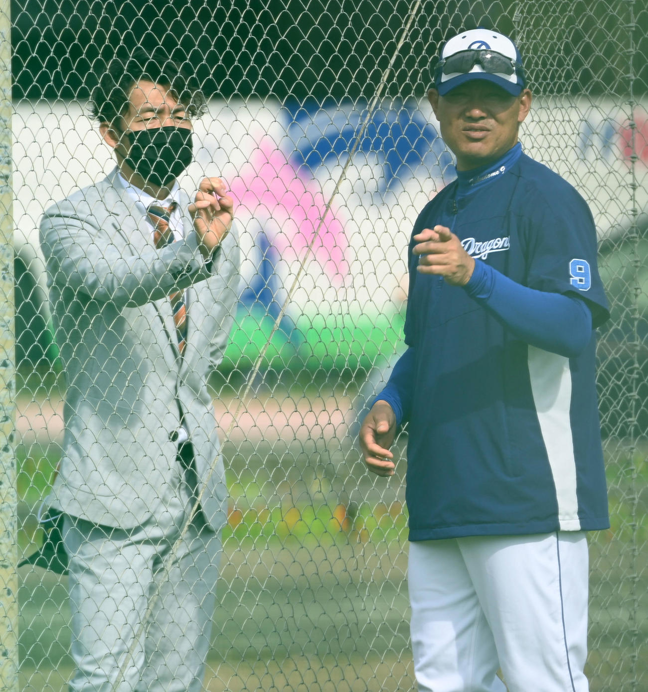 中日キャンプ視察に訪れた鳥谷氏（左）は福留と話す（2022年2月13日撮影）