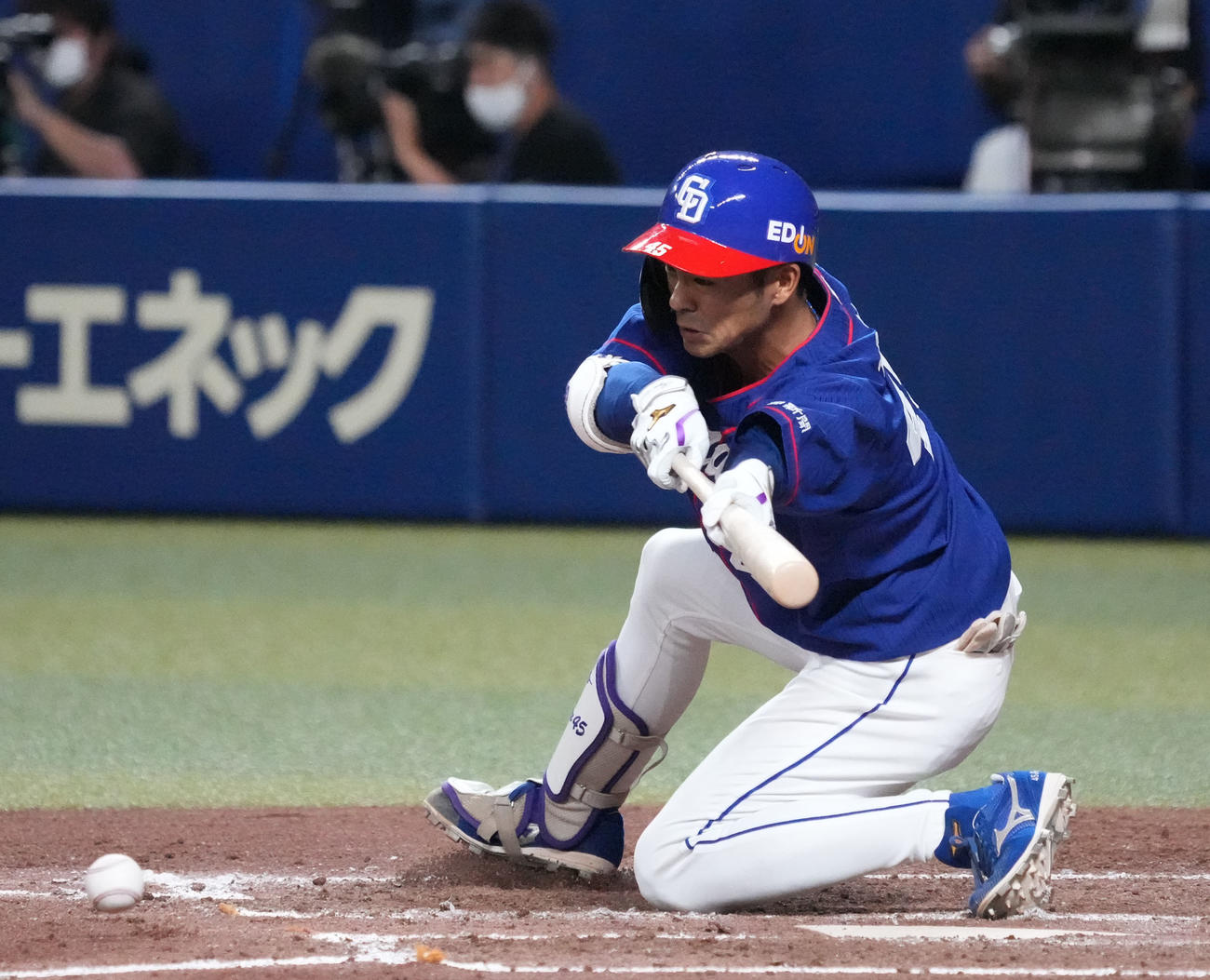 中日対広島　4回裏中日1死二、三塁、スクイズする土田（撮影・森本幸一）