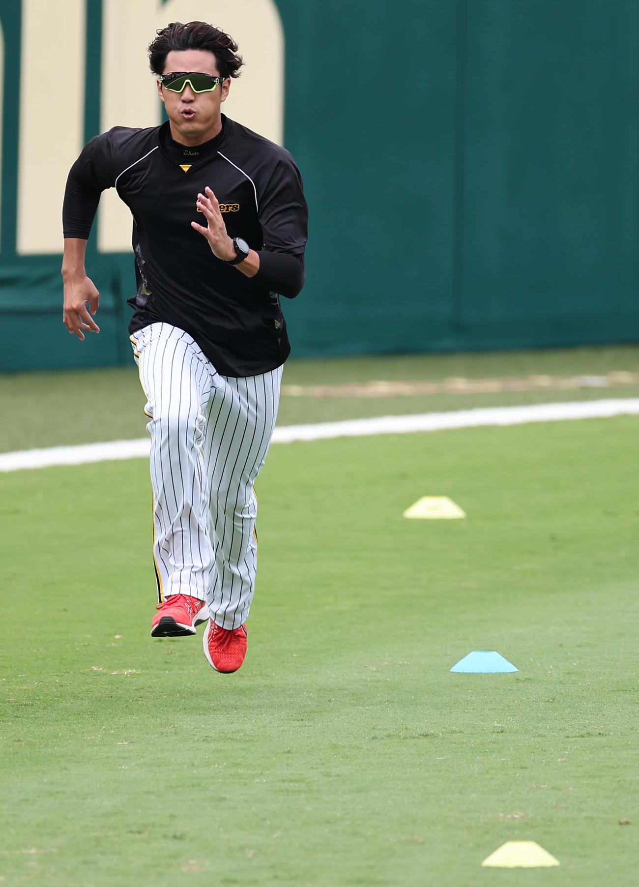 外野をダッシュする藤浪（撮影・上田博志）