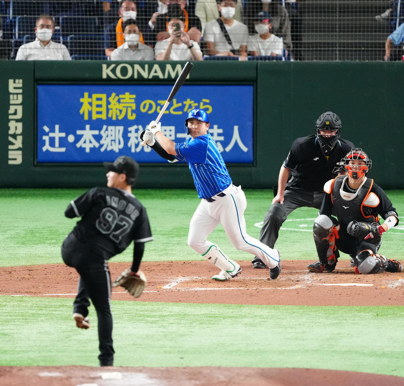 4回表DeNA無死二塁、中前に先制適時打を放つ佐野。投手井上（撮影・江口和貴）