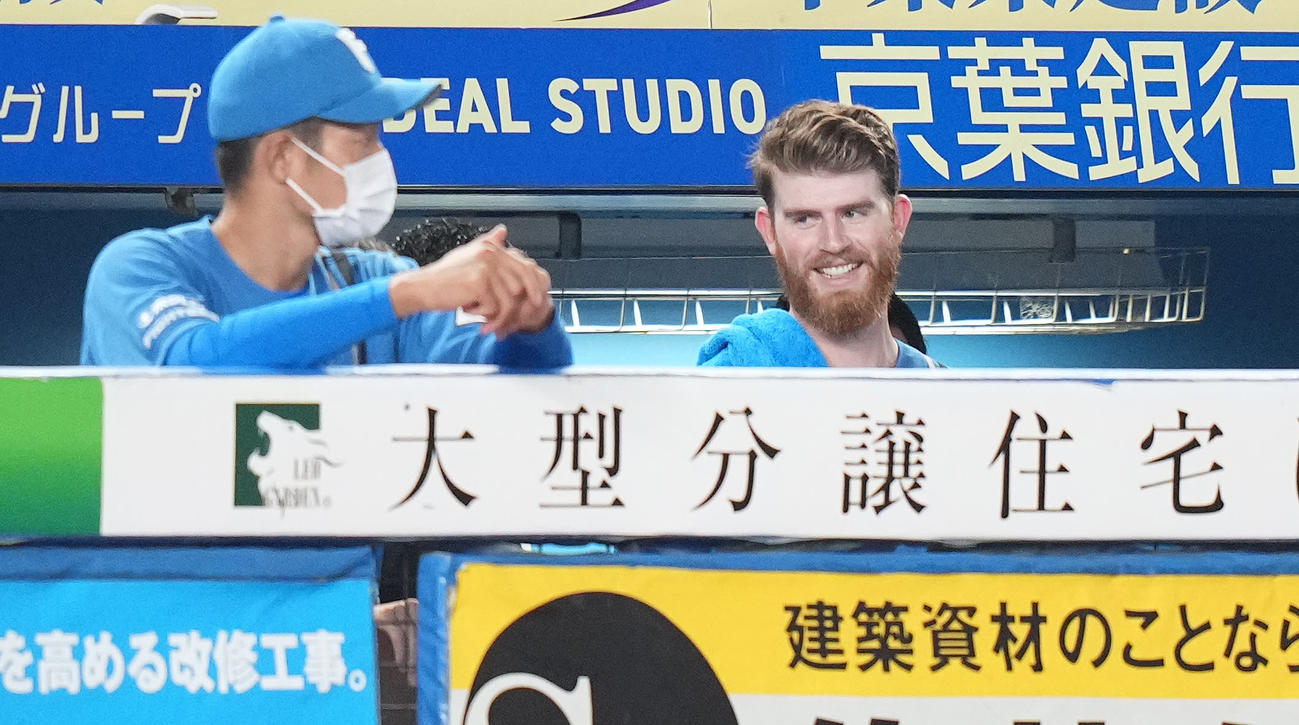 ロッテ対日本ハム　6回裏のマウンドには上がらず降板した日本ハム・メネズ（右）はベンチで笑顔（撮影・鈴木みどり）