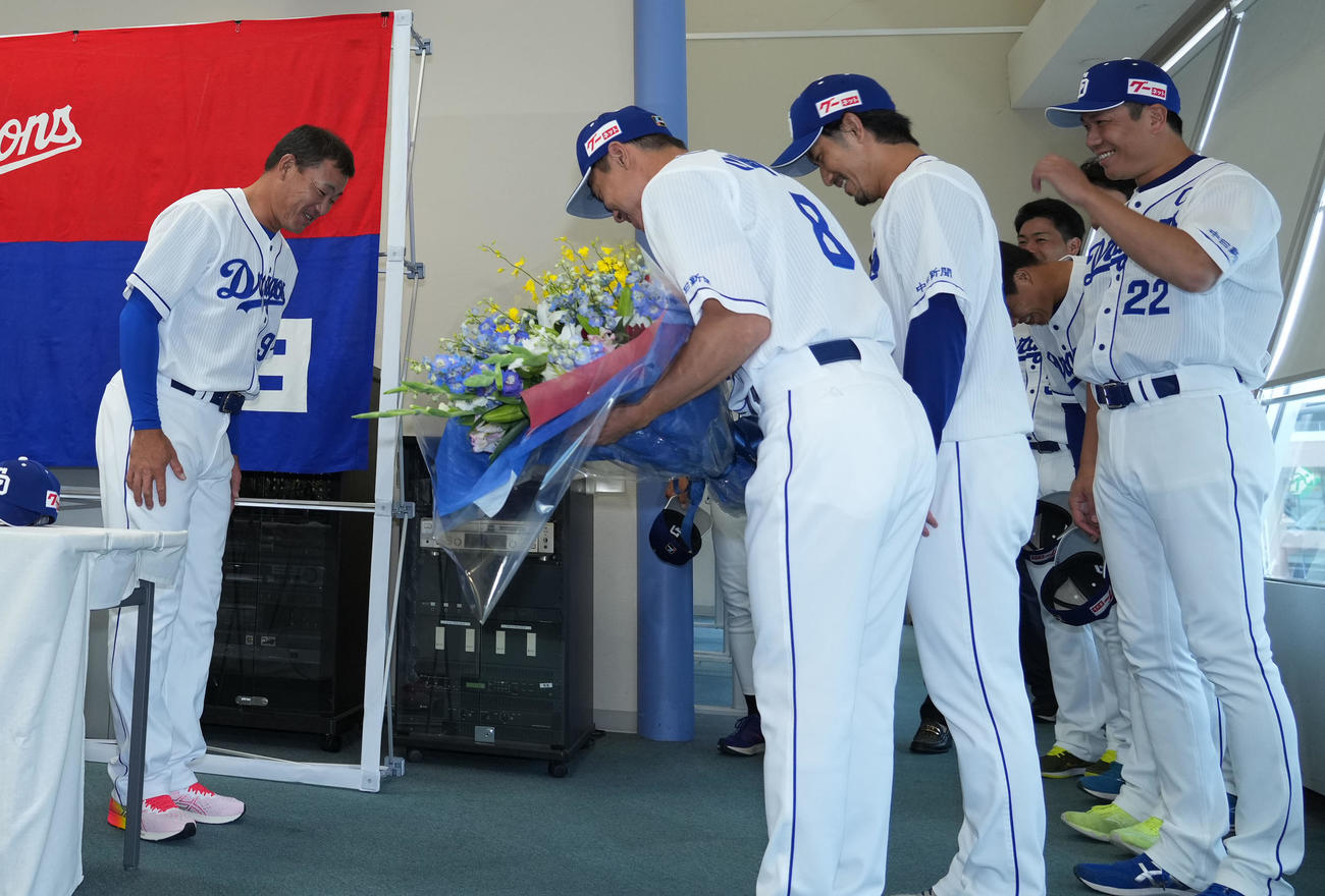 福留孝介引退会見　会見場の席に着く福留に花束を贈るため会場に姿を見せた大島、祖父江、大野雄ら（撮影・森本幸一）