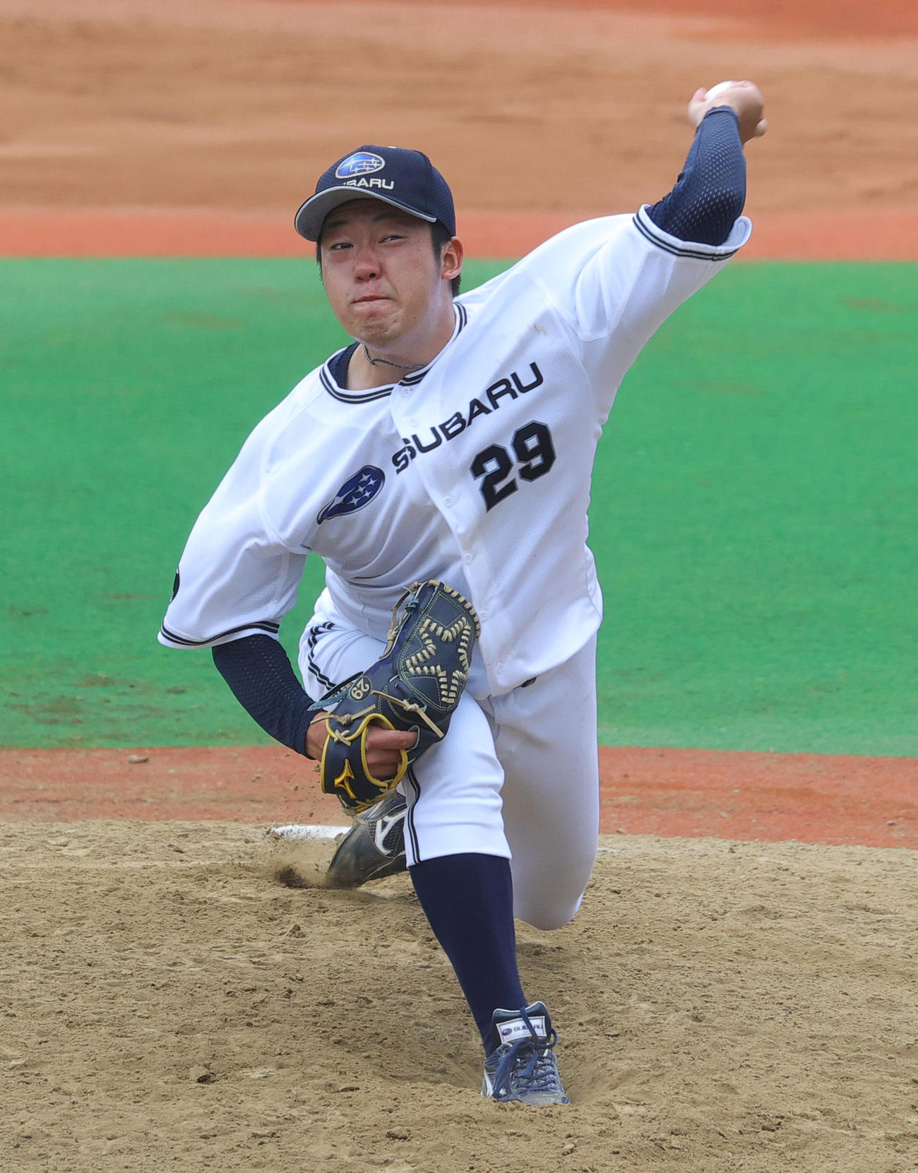 JFE東日本対SUBARU　力投するSUBARU・阿部（撮影・野上伸悟）