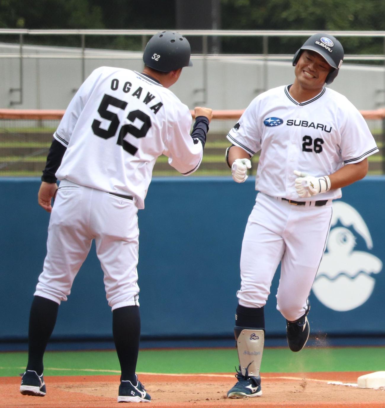 JFE東日本対SUBARU 4回裏SUBARU、先頭で先制ソロを放った山田知（右）（撮影・保坂恭子）