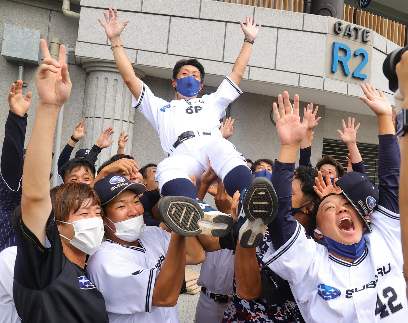 JFE東日本対SUBARU 5大会ぶり17度目の日本選手権出場を決め、選手から胴上げされるSUBARU・冨村監督（撮影・野上伸悟）