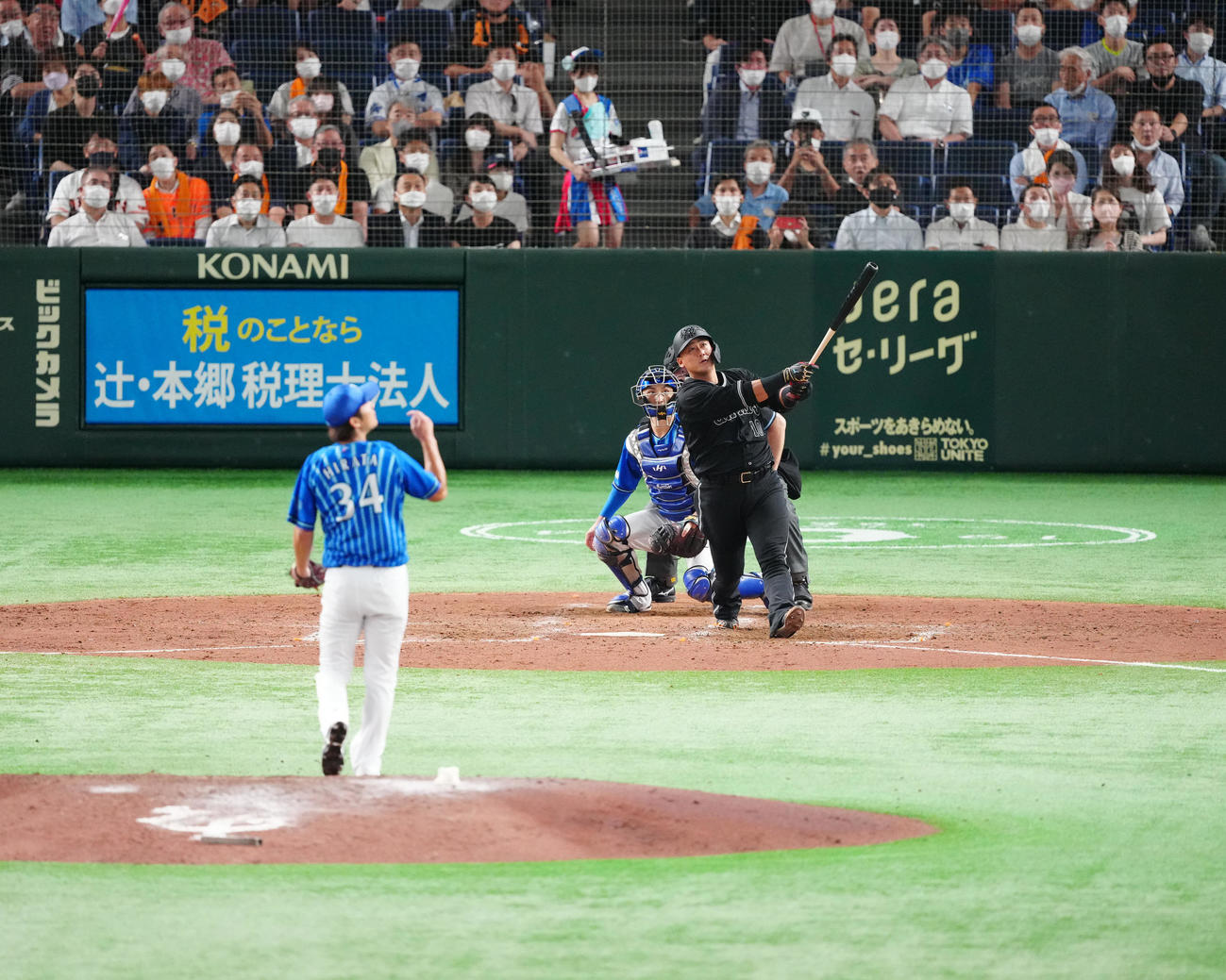 巨人対DeNA 5回裏巨人1死一、二塁、左中間に逆転3点本塁打を放つ中田。投手平田（撮影・江口和貴）
