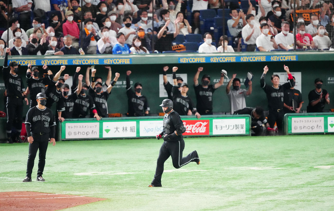 巨人対DeNA 5回裏巨人1死一、二塁、左中間に逆転3点本塁打を放った中田（手前右）（撮影・江口和貴）
