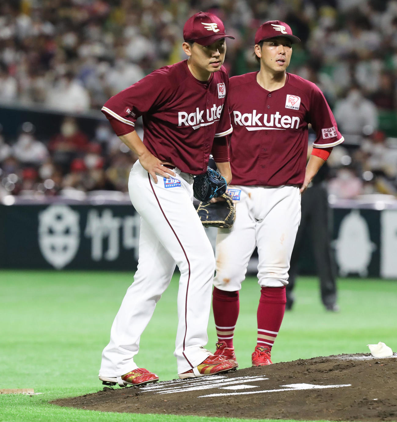 ソフトバンク対楽天　8回裏ソフトバンク1死一、三塁、西口は治療のため、ベンチに下がる（撮影・屋方直哉）