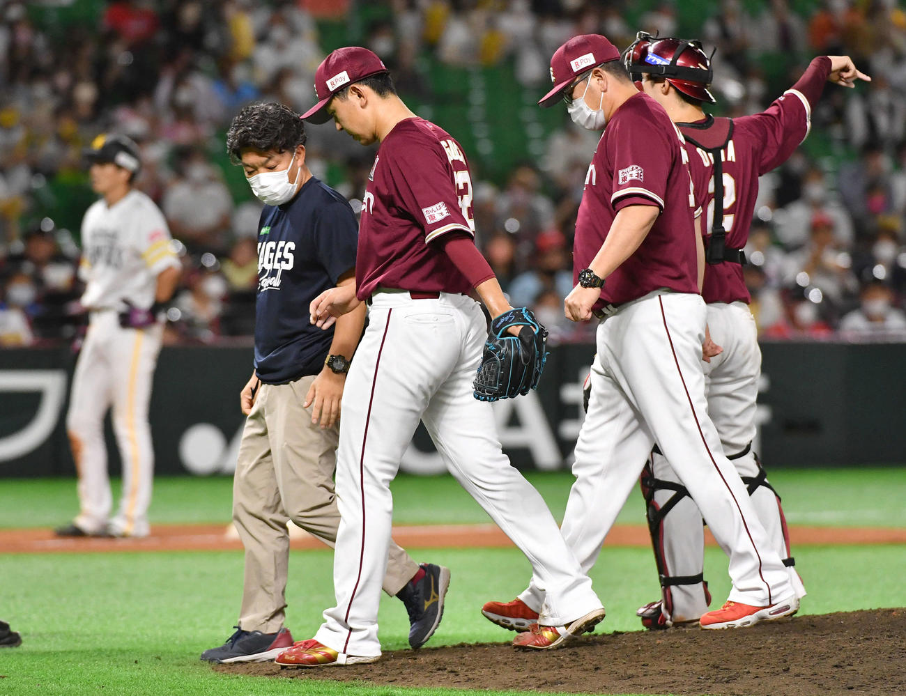 ソフトバンク対楽天　8回裏ソフトバンク1死二塁、三森の打球が体に当たり、治療のためベンチへ戻る西口（撮影・岩下翔太）