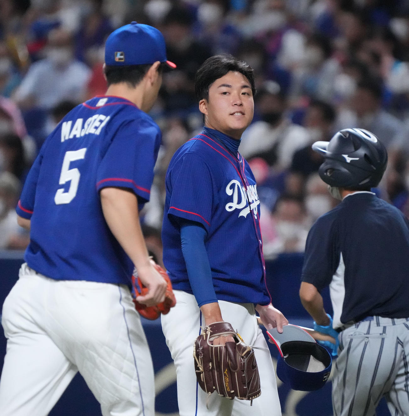 2回表広島攻撃終了、好守の阿部に帽子を取り声をかける上田（右）（撮影・森本幸一）