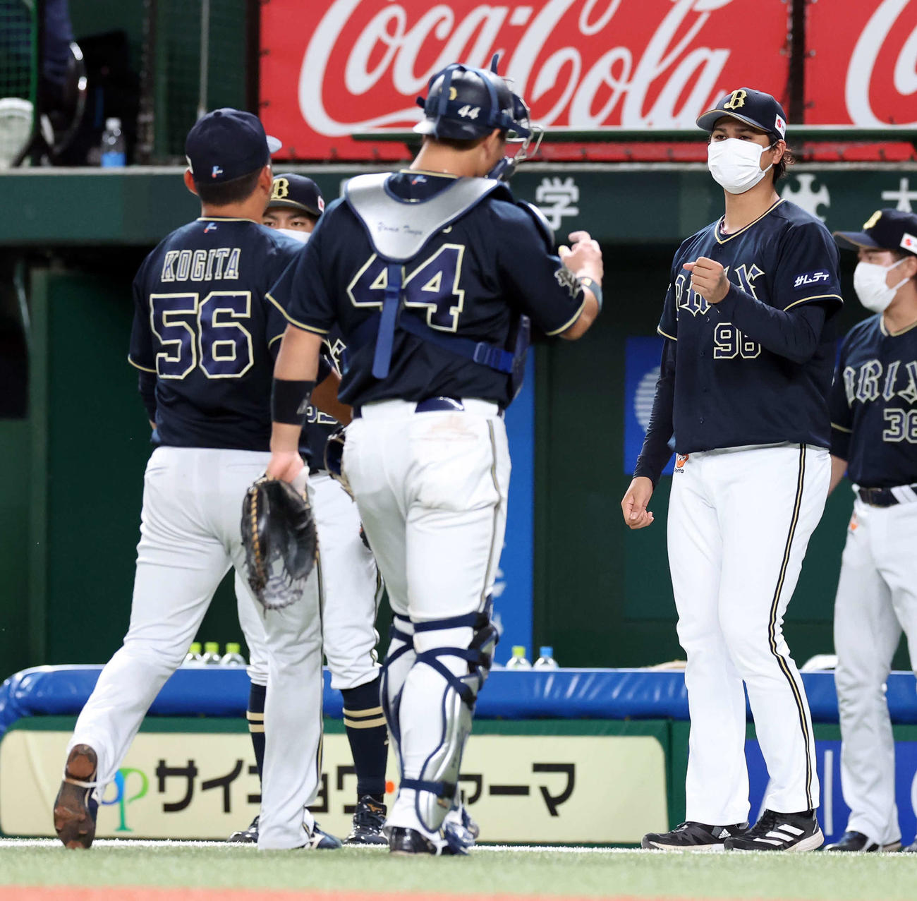 西武対オリックス　6回裏西武2死一塁、山川を空振り三振に仕留めた小木田（左）をグータッチで迎える宇田川（右）（撮影・浅見桂子）