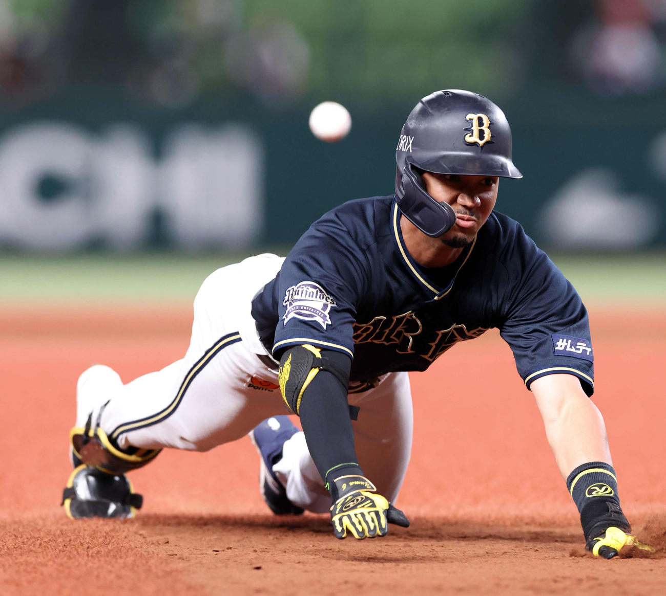 西武対オリックス　9回表オリックス1死、宗は右三塁打を放ち、返球されたボールを背に三塁ヘッドスライディング（撮影・浅見桂子）