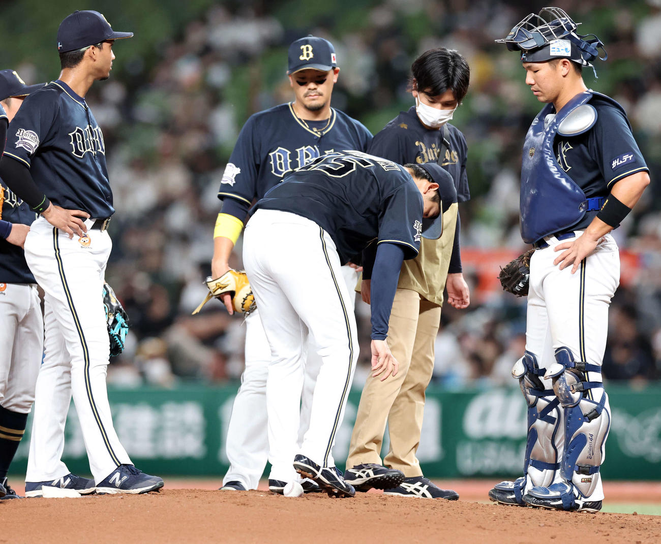 西武対オリックス　2回裏西武1死一塁、緊急降板となり、ボールを置く椋木（中央）（撮影・浅見桂子）