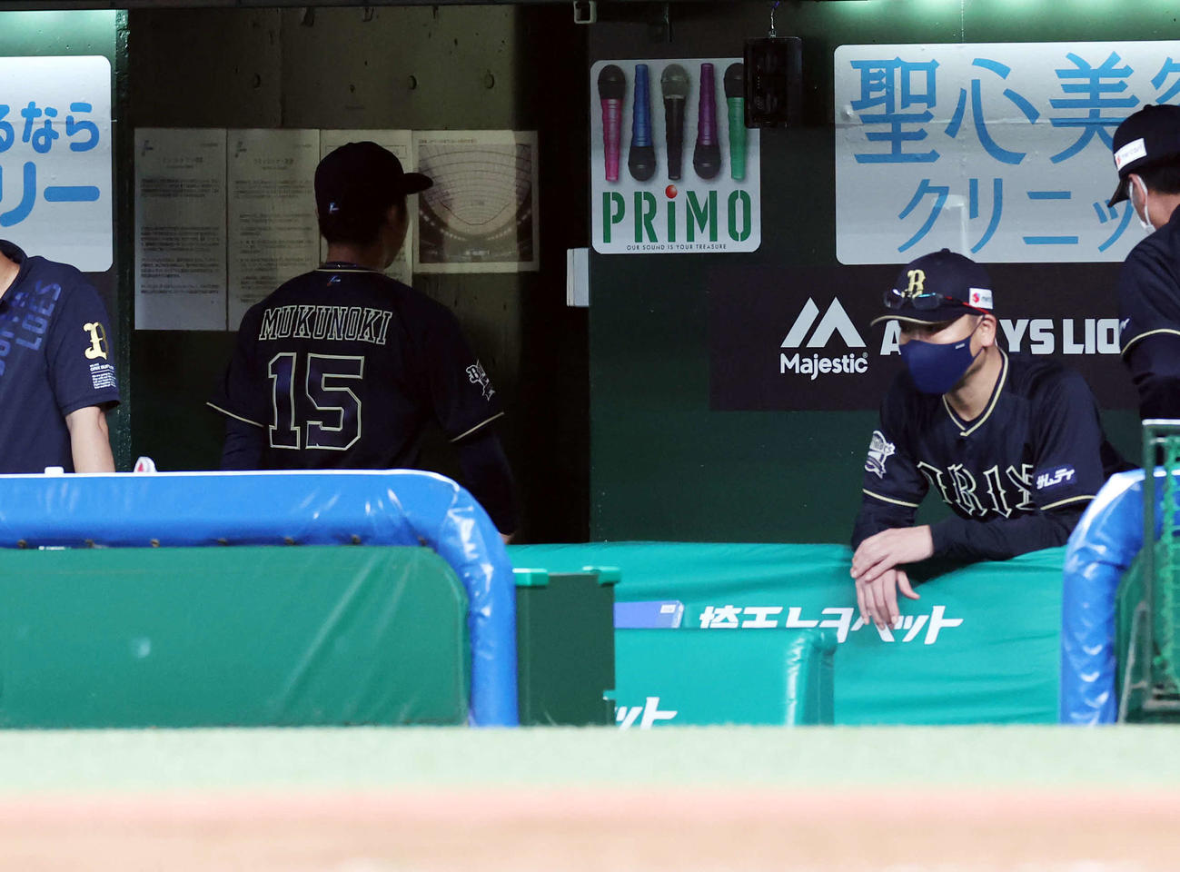 西武対オリックス　2回裏西武1死一塁、緊急降板でベンチに下がる椋木（左）と、厳しい表情の中嶋監督（撮影・浅見桂子）