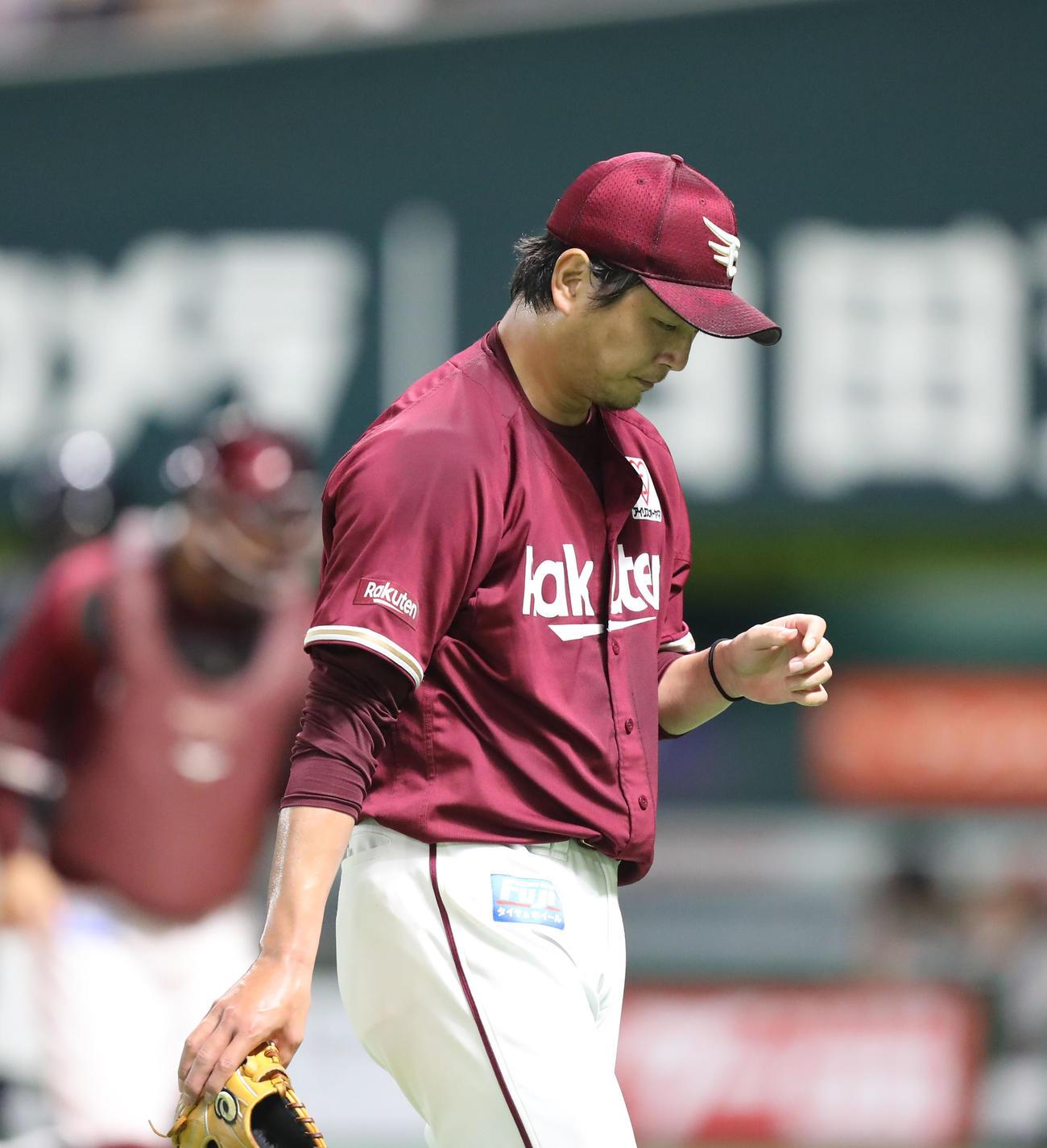 1回裏を投げ終え、悔しげな表情でベンチに戻る涌井（撮影・屋方直哉）