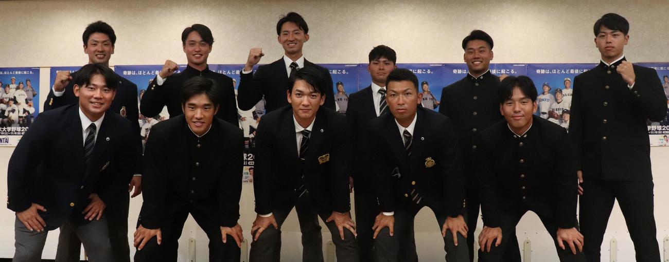 東京6大学秋季リーグ開幕に向けて会見に臨んだ後列左から明大・山田、慶大・橋本、立大・荘司、法大・宮崎、早大・蛭間、東大・井沢。前列左から明大・村松、慶大・下山、立大・山田、法大・斎藤、早大・中川（撮影・保坂恭子）