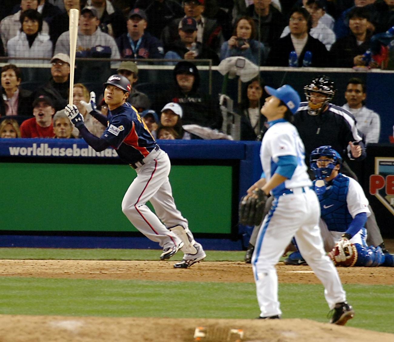 06年3月、WBC準決勝　日本対韓国　7回表日本1死二塁、代打の福留は右翼に先制の2点本塁打を放つ