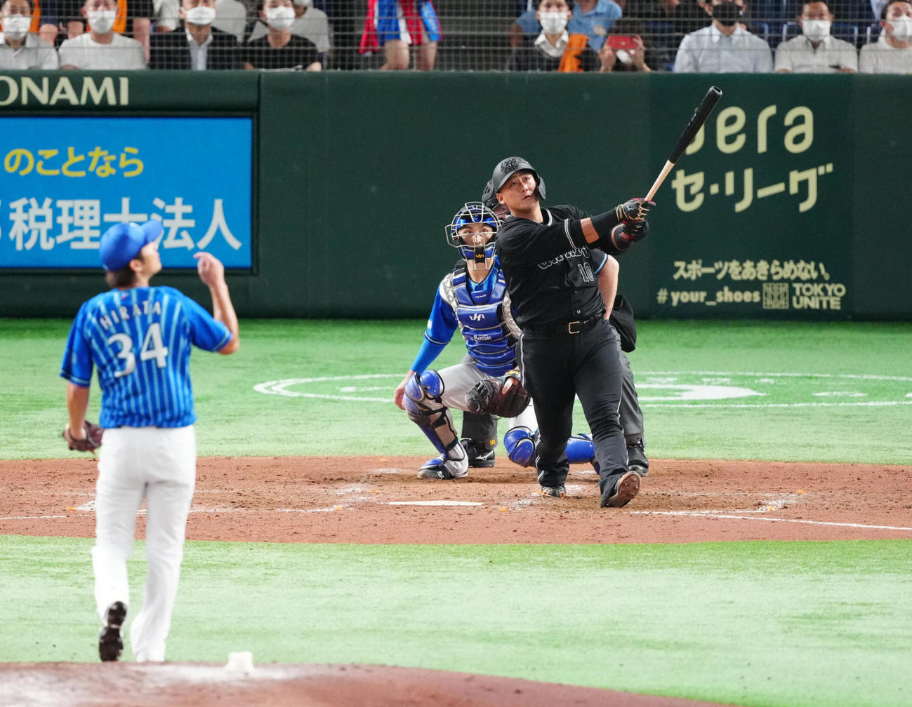 5回裏巨人1死一、二塁、左中間に逆転3点本塁打を放つ中田。投手平田（撮影・江口和貴）