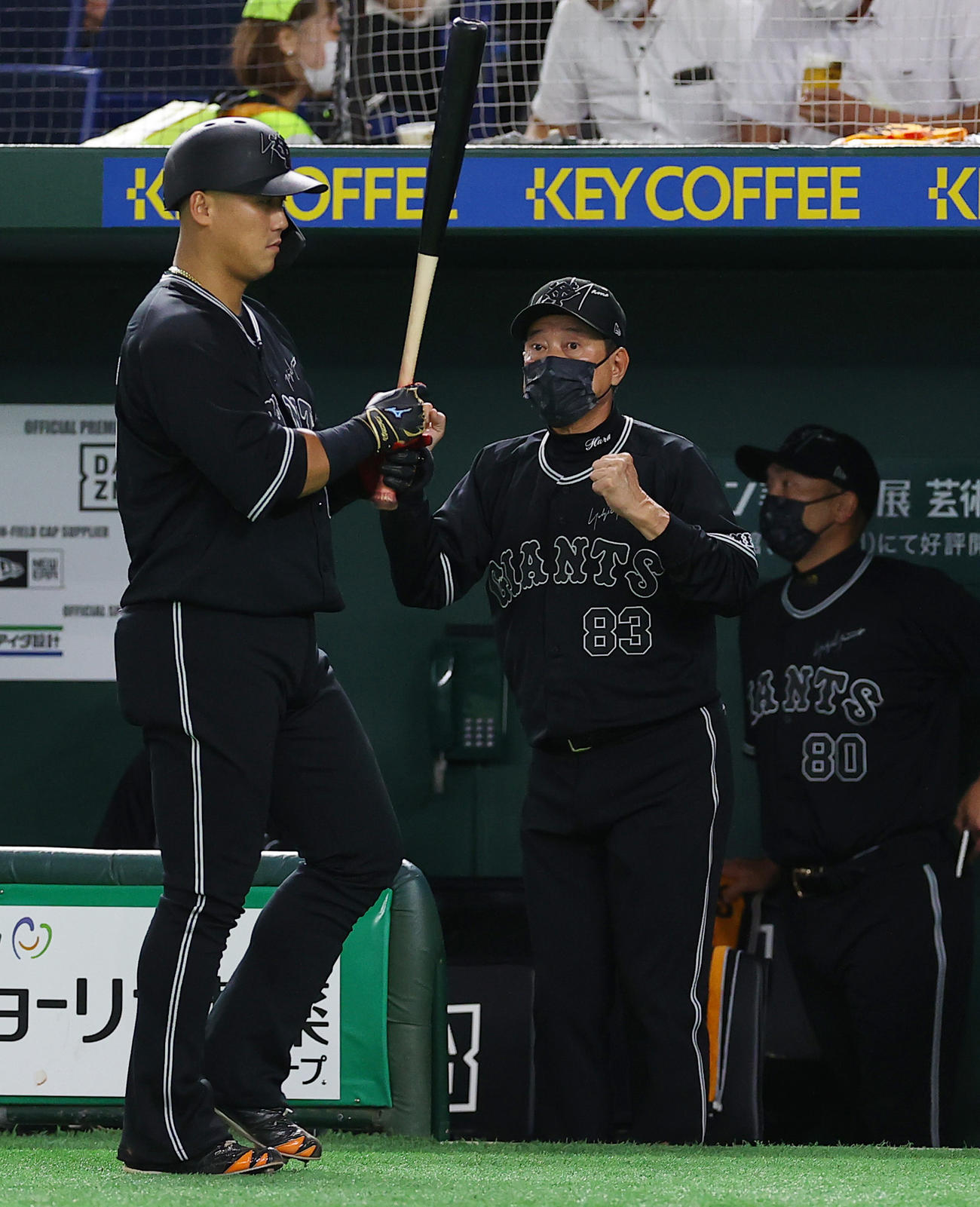 6回裏巨人2死満塁、代走を送る原監督（中央）。左は中田（撮影・垰建太）
