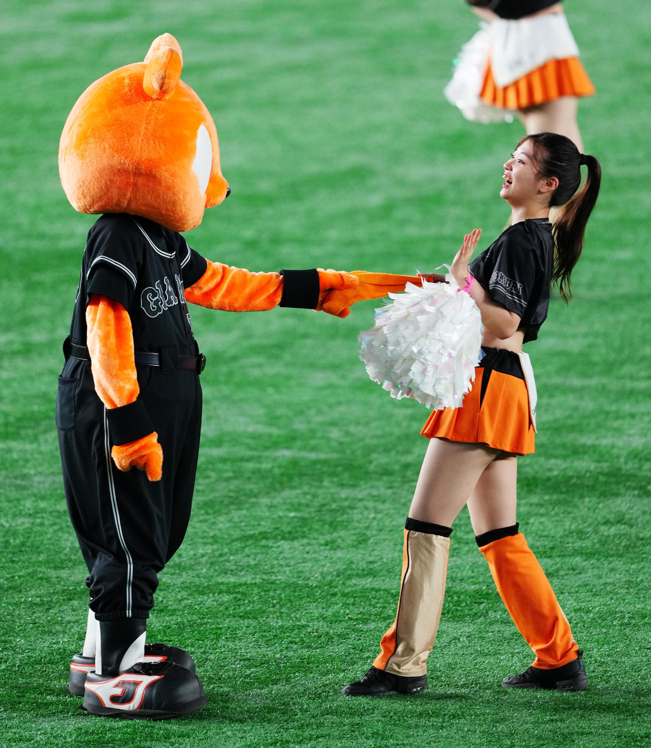 巨人対DeNA　試合前、巨人マスコットガールの「ヴィーナス」に応援タオルを返すマスコットのジャビット（撮影・江口和貴）