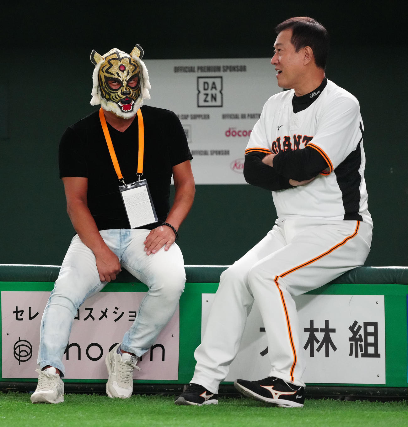 巨人対DeNA　試合前、ベンチ前で巨人原監督（右）と言葉を交わすタイガーマスク（撮影・江口和貴）