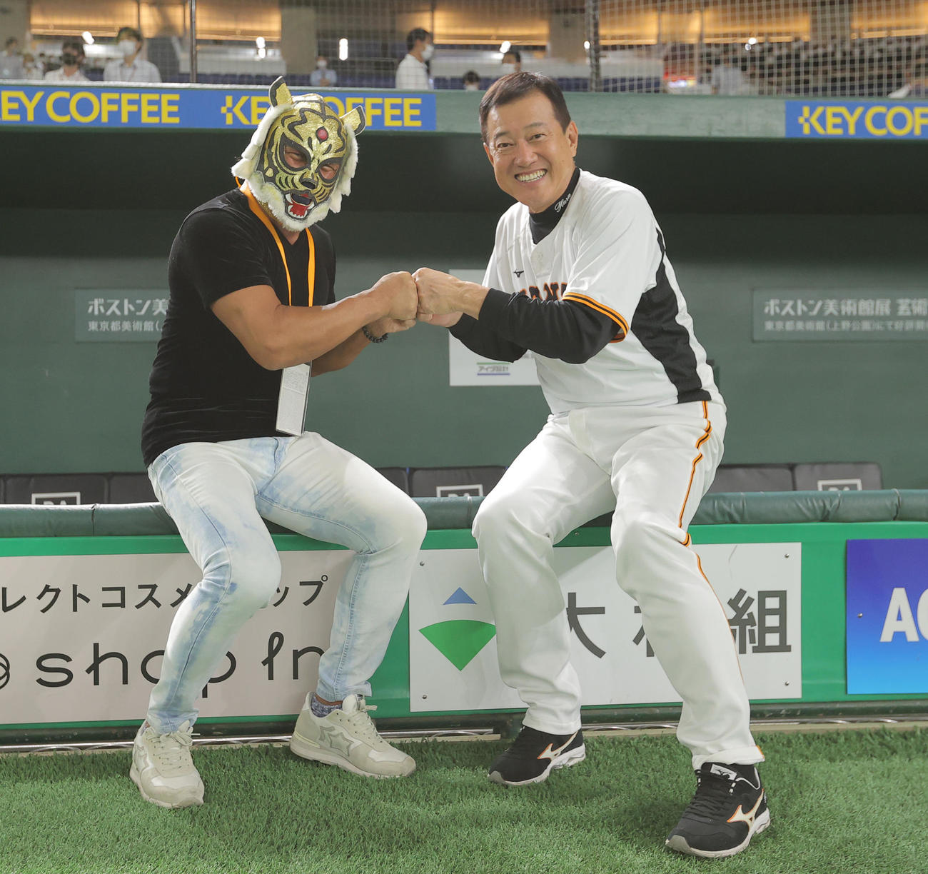 巨人対DeNA　グータッチを交わす巨人原監督（右）とタイガーマスク