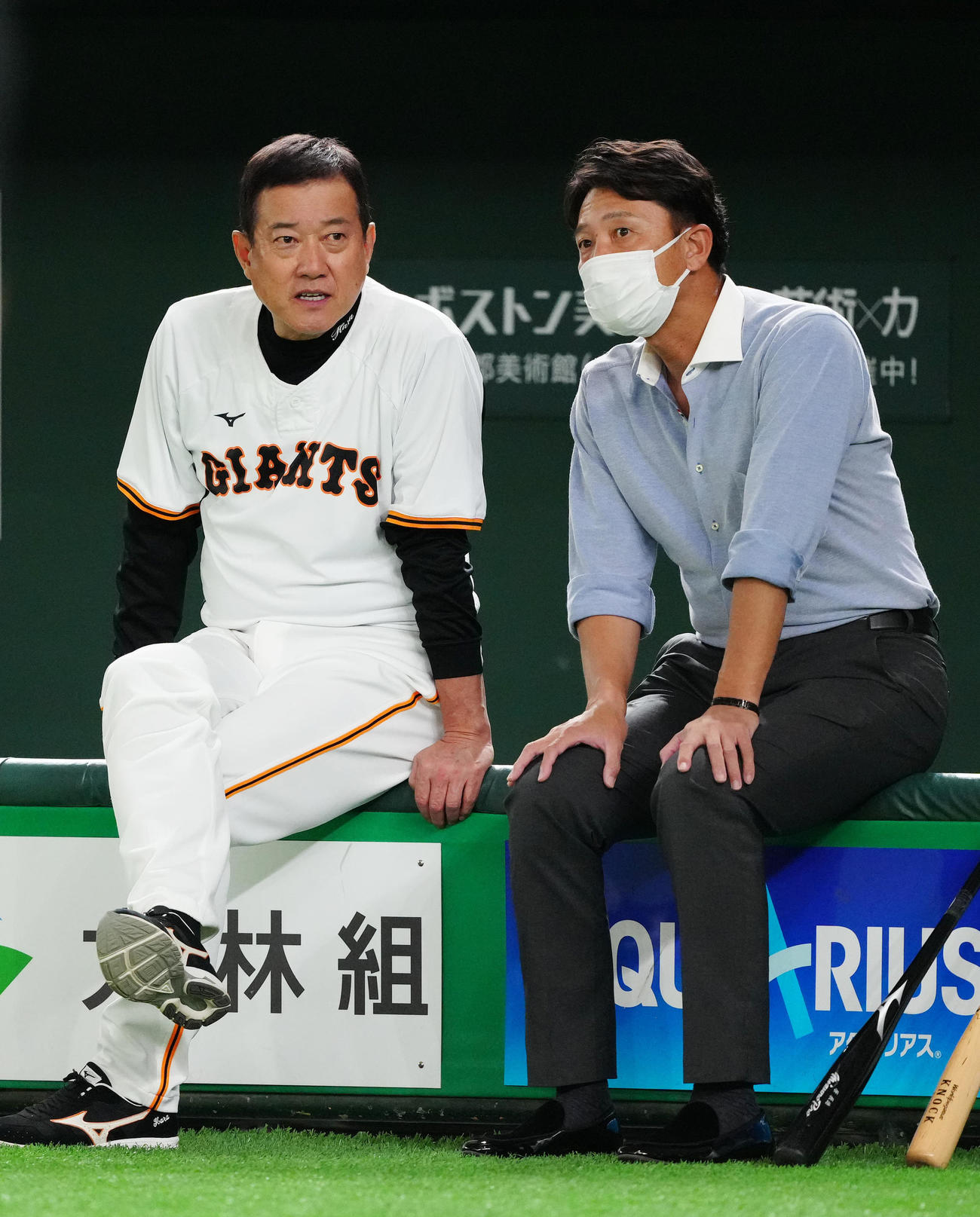 巨人対DeNA　試合前、ベンチ前で言葉を交わす巨人原監督（左）と二岡2軍監督（撮影・江口和貴）