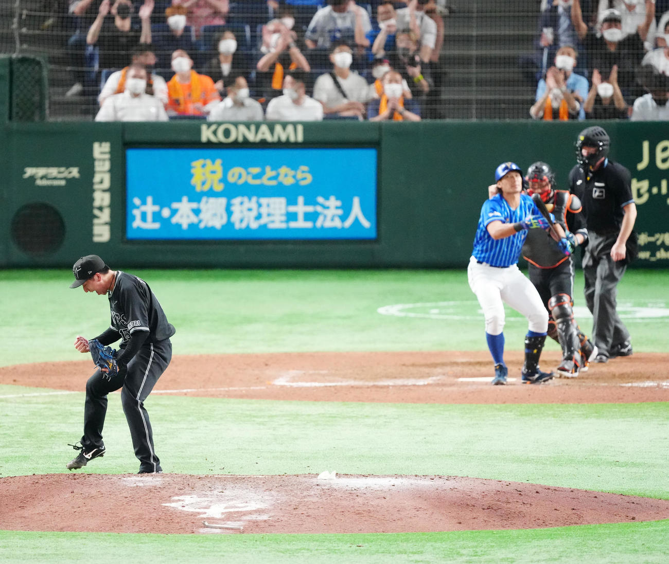 巨人対DeNA 9回表DeNA2死二塁、大田（後方左）から空振り三振を奪い、ガッツポーズを見せる大勢（撮影・江口和貴）