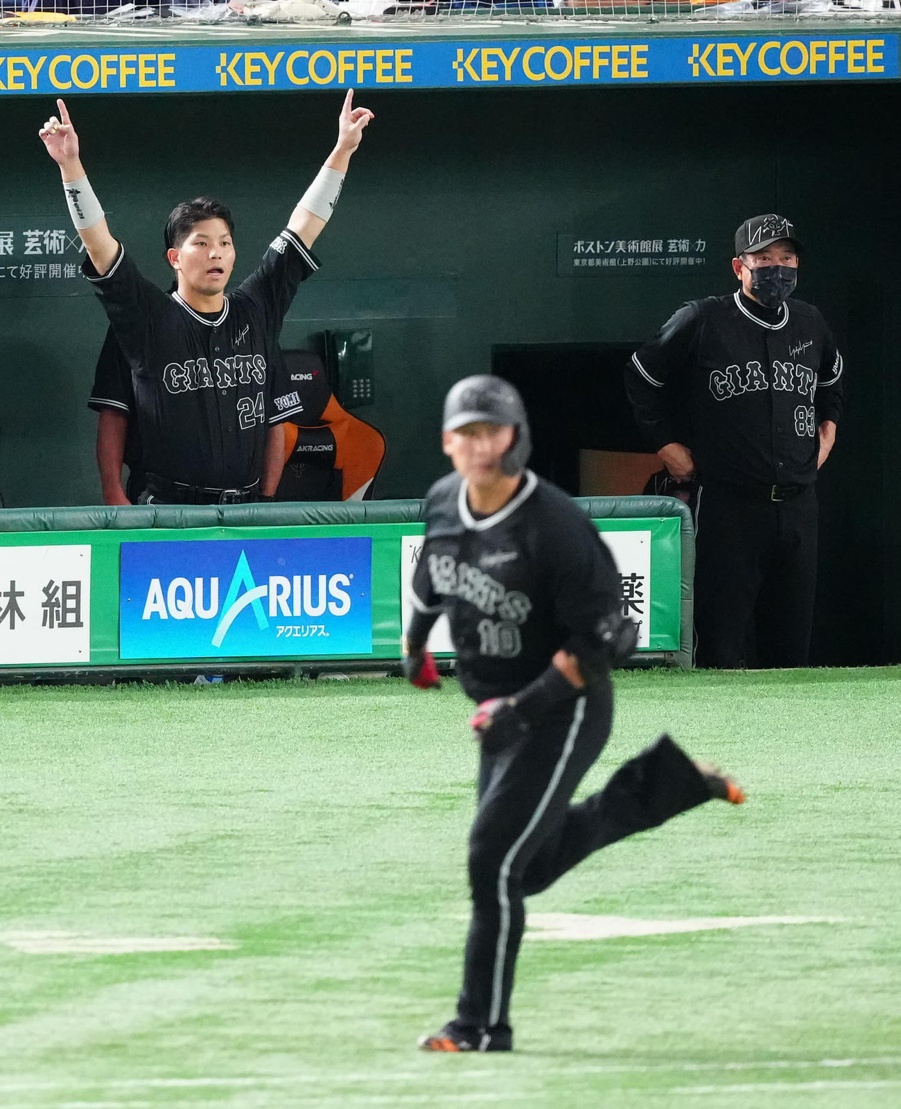 巨人対DeNA 5回裏巨人1死一、二塁、中田（手前）が逆転3点本塁打を放ち、歓喜する大城（左）。右は原監督（撮影・江口和貴）