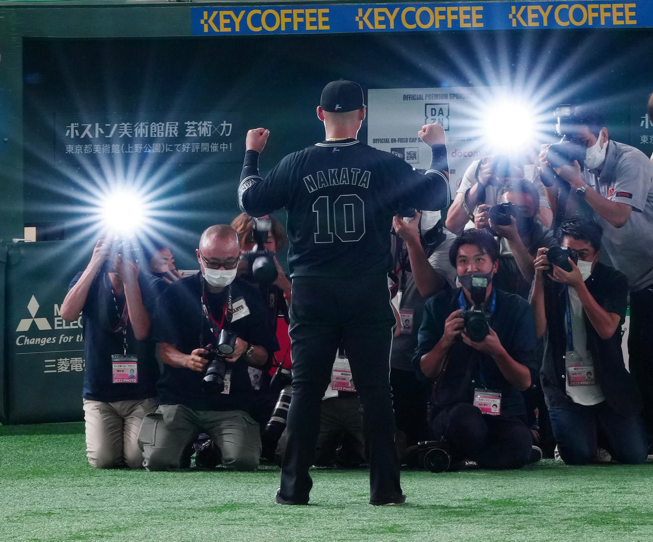 巨人対DeNA　試合後、ガッツポーズで写真に納まる巨人中田（手前）（撮影・江口和貴）