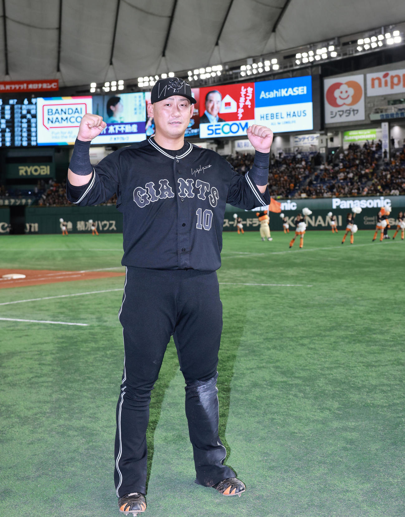 巨人対DeNA　ヒーローの巨人中田はガッツポーズで写真に納まる（撮影・垰建太）