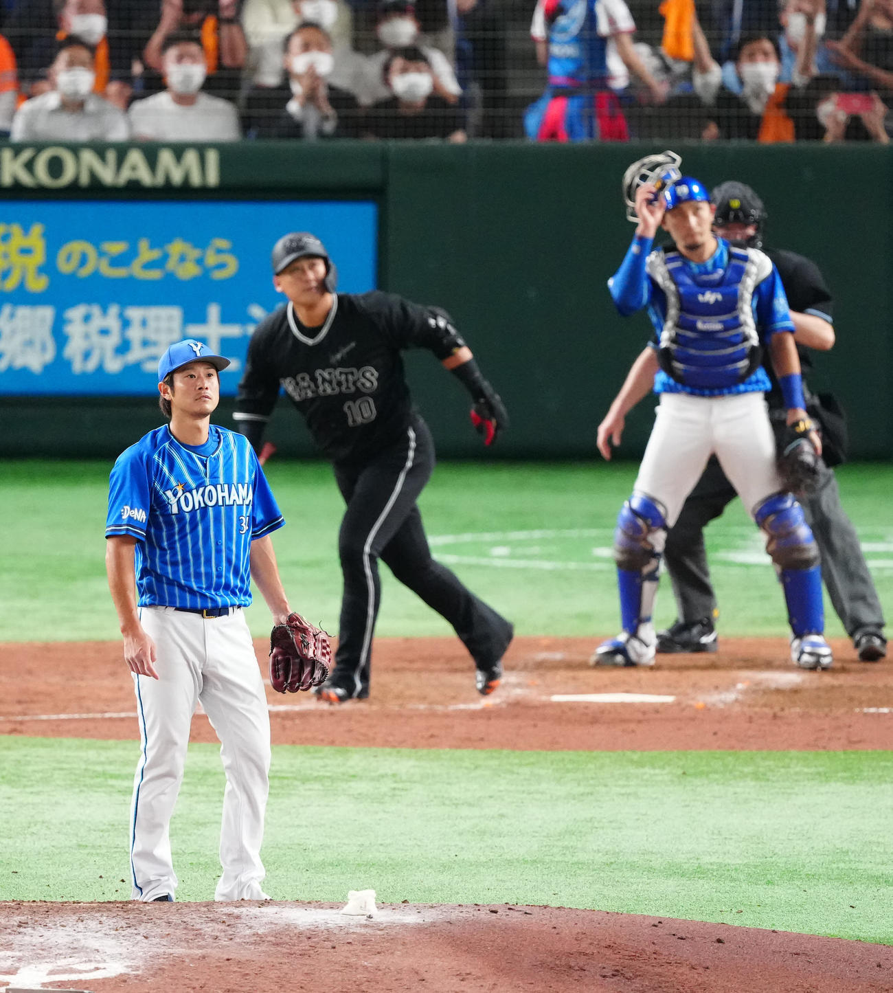 巨人対DeNA 5回裏巨人1死一、二塁、中田（後方左）に逆転3点本塁打を浴びる平田（撮影・江口和貴）