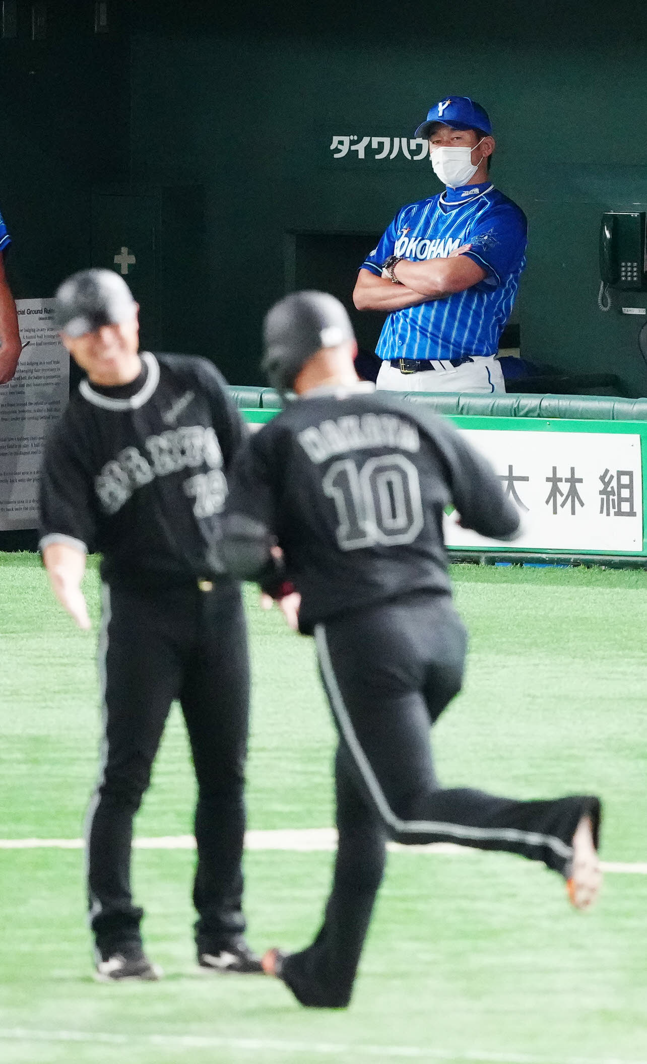 巨人対DeNA 5回裏巨人1死一、二塁、平田が中田（手前右）に逆転3点本塁打を浴び、ベンチで厳しい表情の三浦監督（撮影・江口和貴）