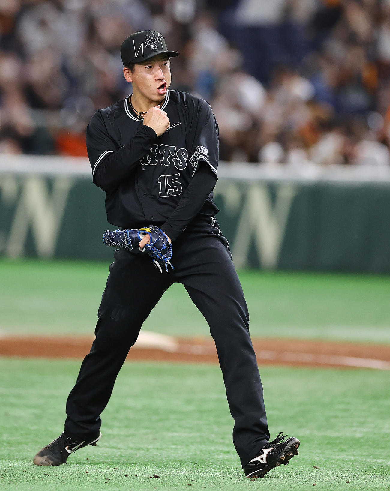 巨人対DeNA 9回表DeNA2死二塁、大田を三振に仕留め最後を締めた大勢が力強くガッツポーズ（撮影・垰建太）