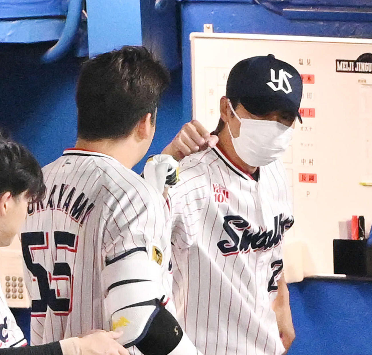 村上宗隆（手前）とグータッチする高津監督（2022年9月2日撮影）　