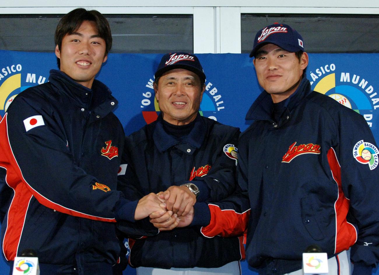 06年3月、WBC決勝進出を決め、笑顔で握手する左から上原、王監督、福留
