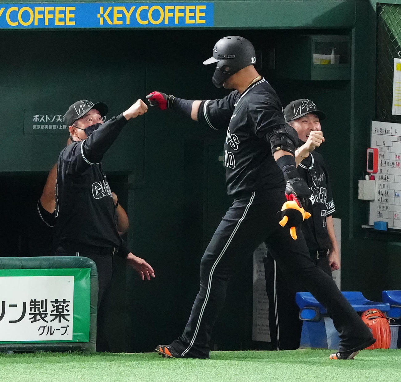 巨人対DeNA 5回裏巨人1死一、二塁、逆転3点本塁打を放った中田（中央）とタッチを交わす原監督（撮影・江口和貴）