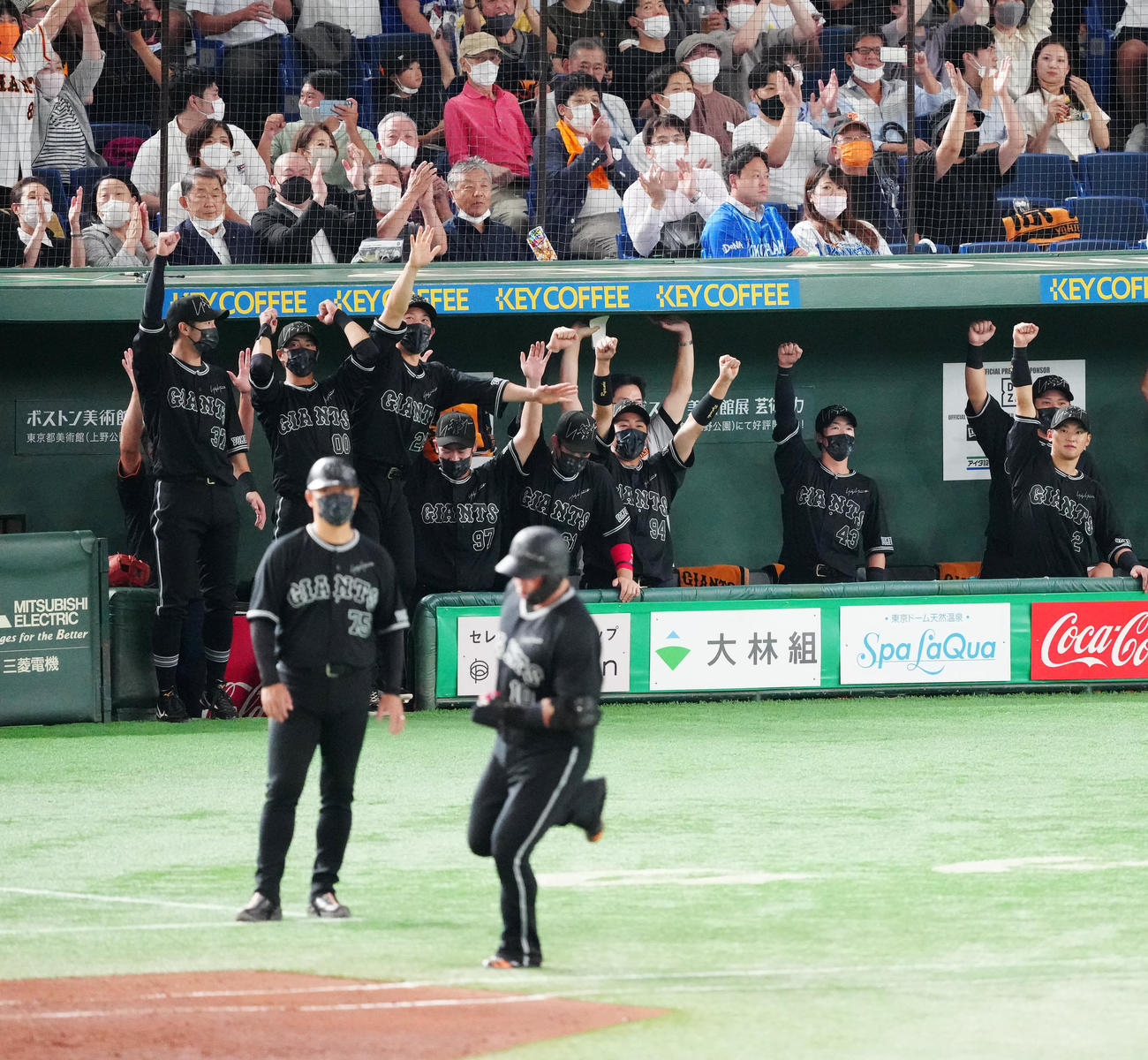 巨人対DeNA 5回裏巨人1死一、二塁、中田（手前右）が逆転3点本塁打を放ち、ベンチで歓喜する選手たち。左から4人目は井上（撮影・江口和貴）