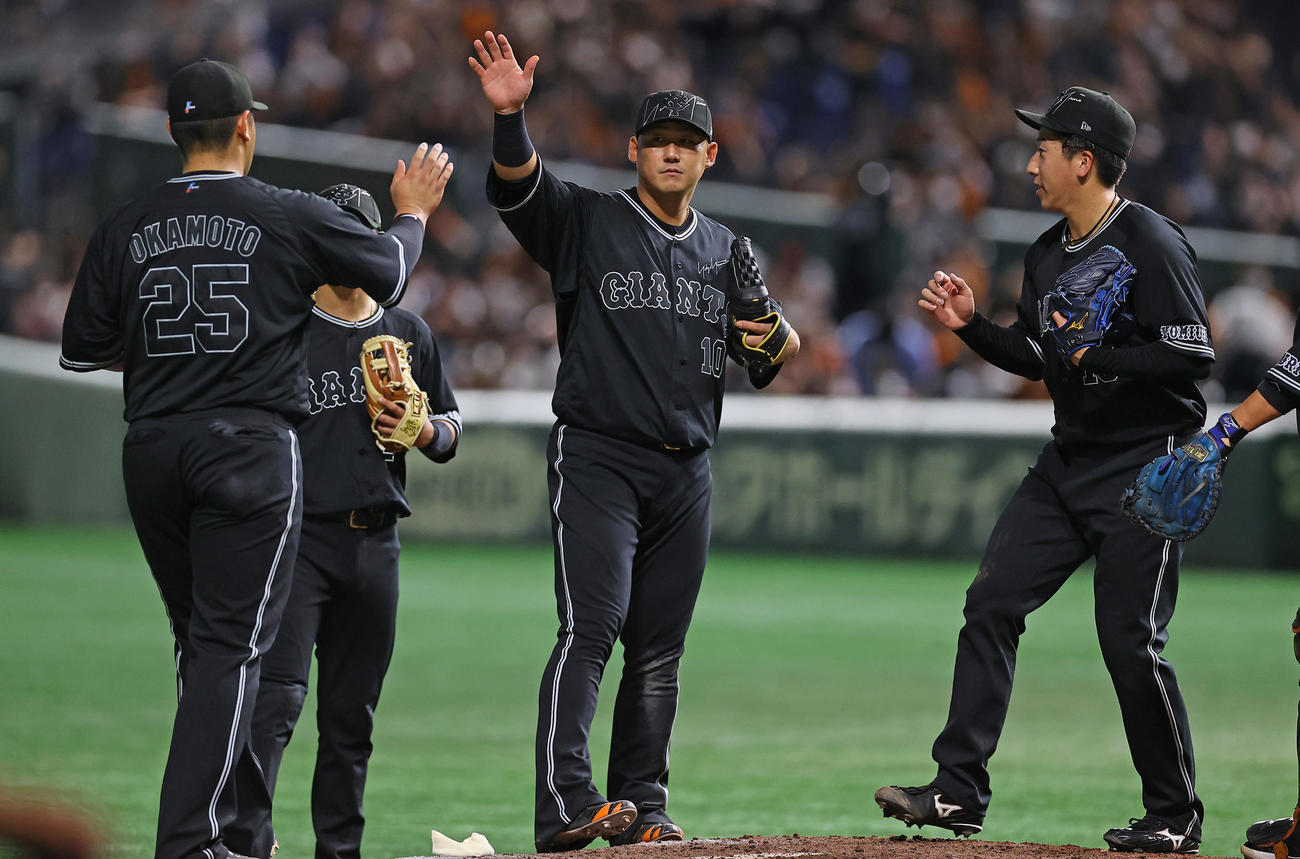 巨人対DeNA DeNAに勝利しタッチを交わす巨人中田（中央）らナイン（撮影・垰建太）