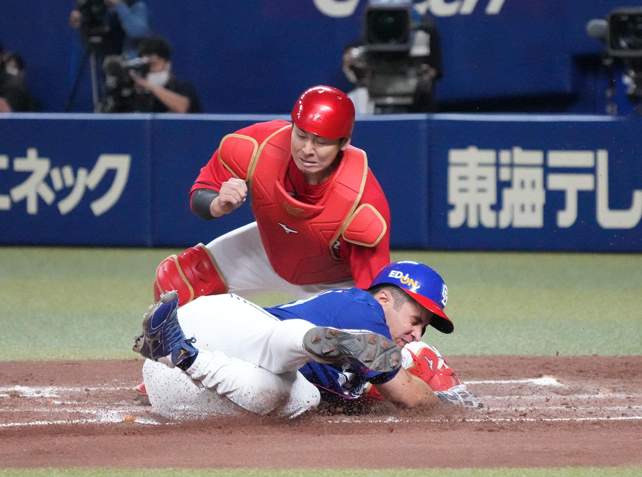 中日対広島　4回裏中日1死二、三塁、本塁突入するA・マルティネスを会沢（奥）がタッチするもコリジョンルールにより生還が認められる（撮影・森本幸一）