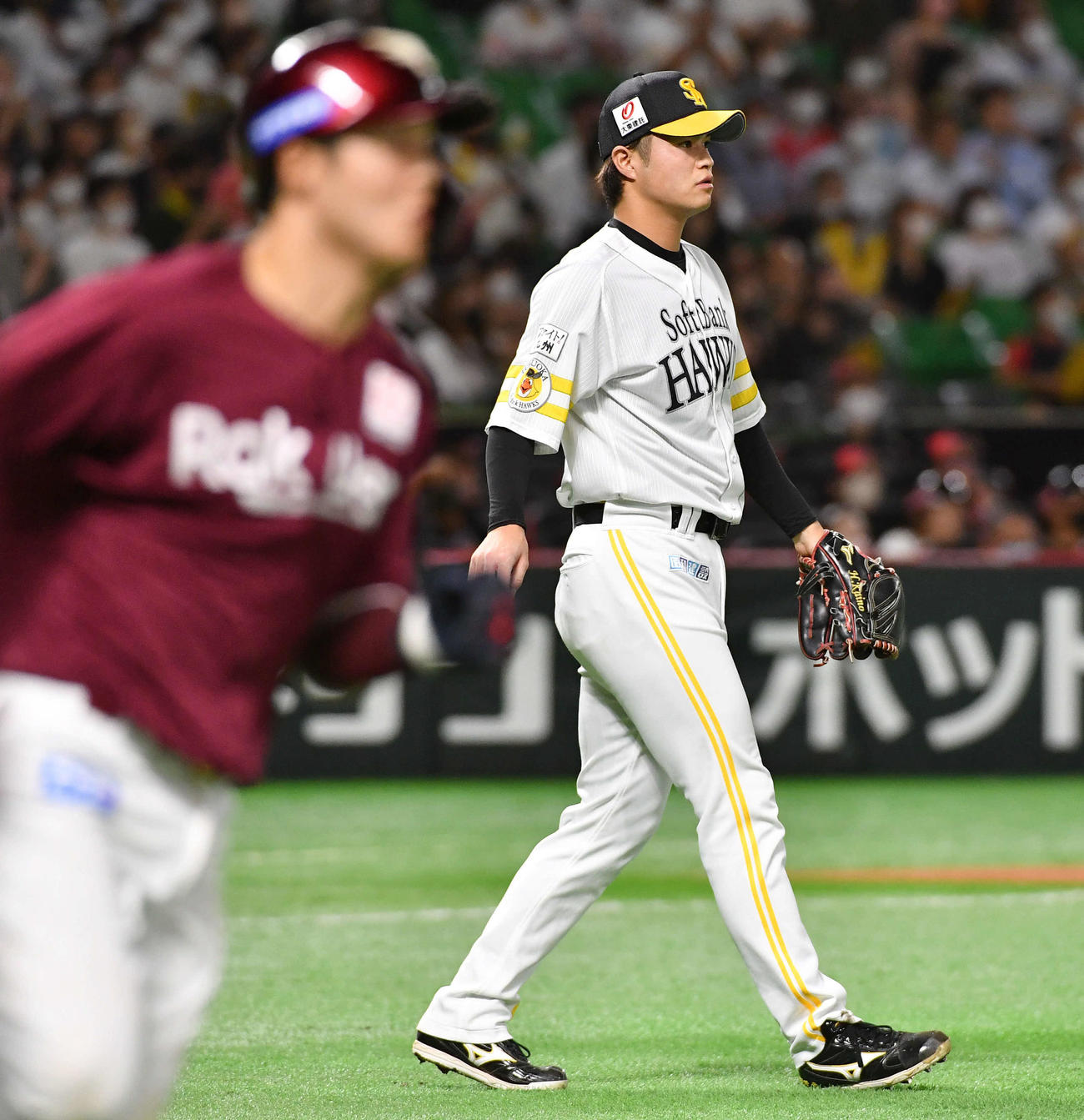 8回表楽天2死二、三塁、甲斐野は太田（左）に右翼線2点適時二塁打を浴びる（撮影・岩下翔太）