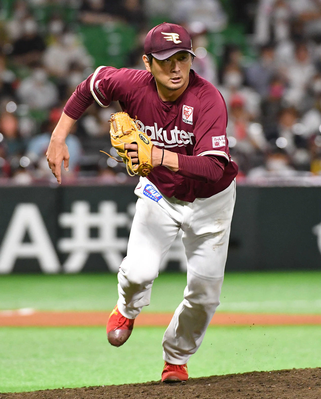 ソフトバンク対楽天　6回裏ソフトバンク2死、中村晃の一塁への打球でカバーへ駆け出す涌井（撮影・岩下翔太）