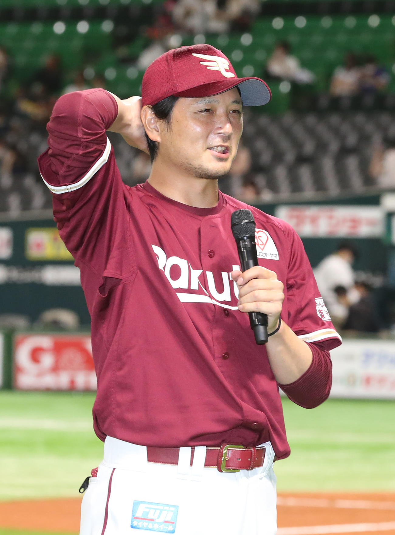 ソフトバンク対楽天　ヒーローインタビューを受け、笑顔を見せる涌井（撮影・屋方直哉）