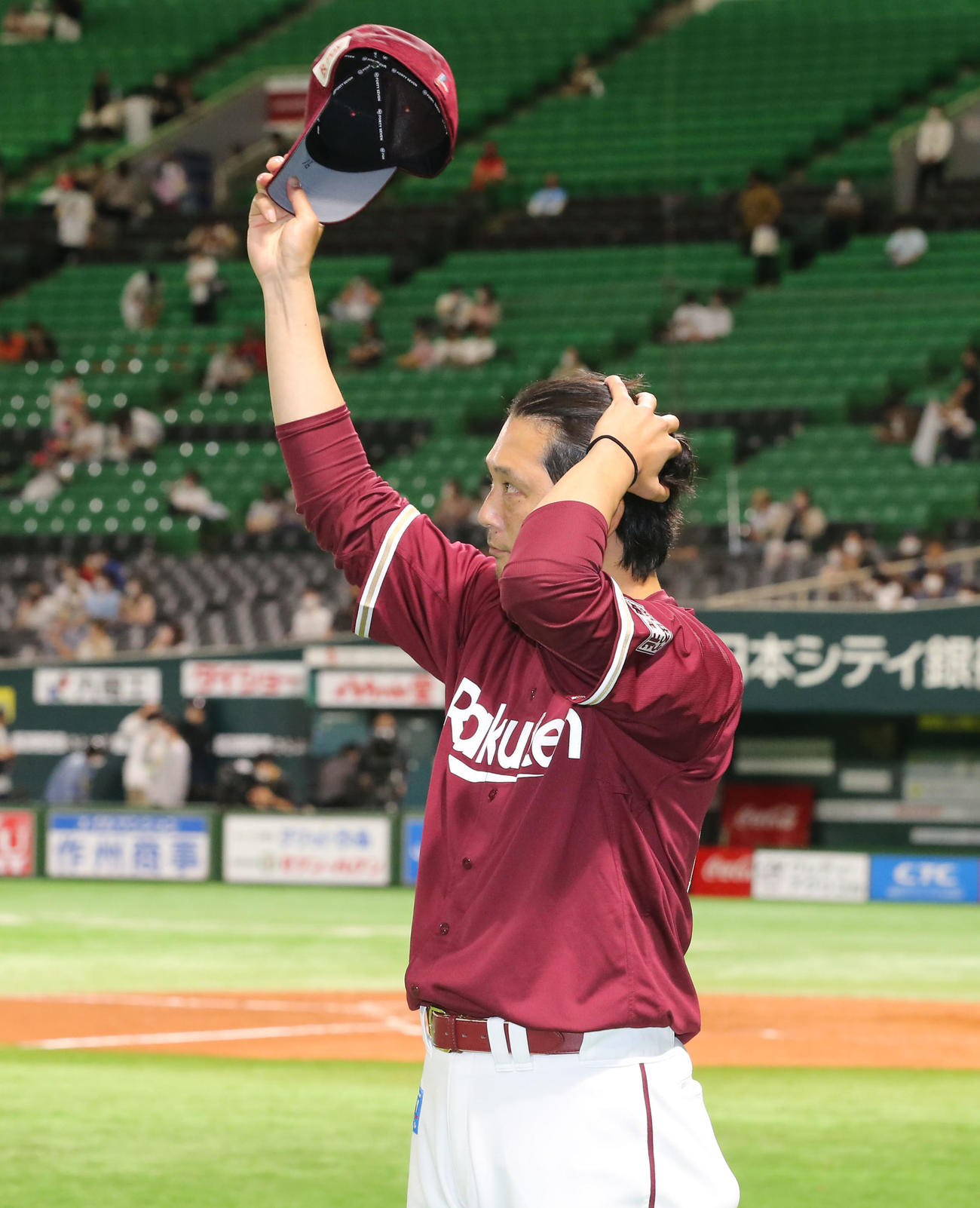 ソフトバンク対楽天　ヒーローインタビュー後、観客に手を振る涌井（撮影・屋方直哉）